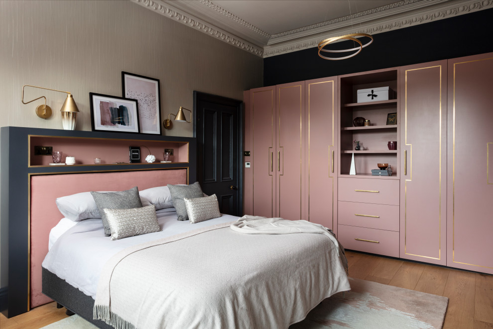 Großes Modernes Hauptschlafzimmer mit beiger Wandfarbe, braunem Holzboden und beigem Boden in Sonstige