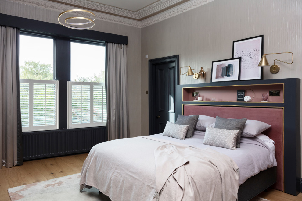 На фото: хозяйская спальня среднего размера в современном стиле с серыми стенами, паркетным полом среднего тона и коричневым полом с