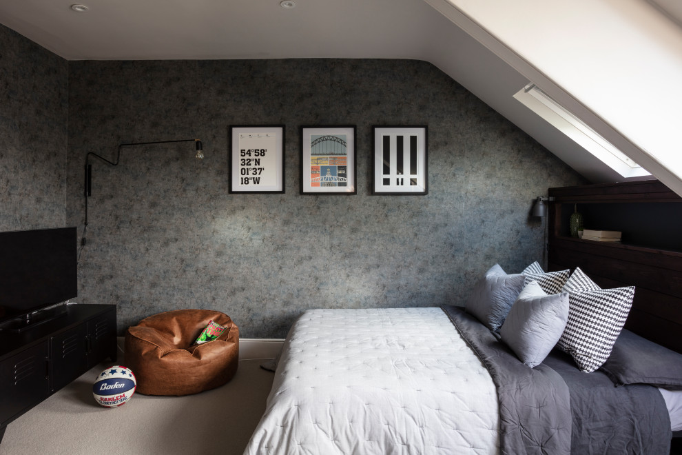 Immagine di una camera da letto design di medie dimensioni con pareti blu, moquette e pavimento beige