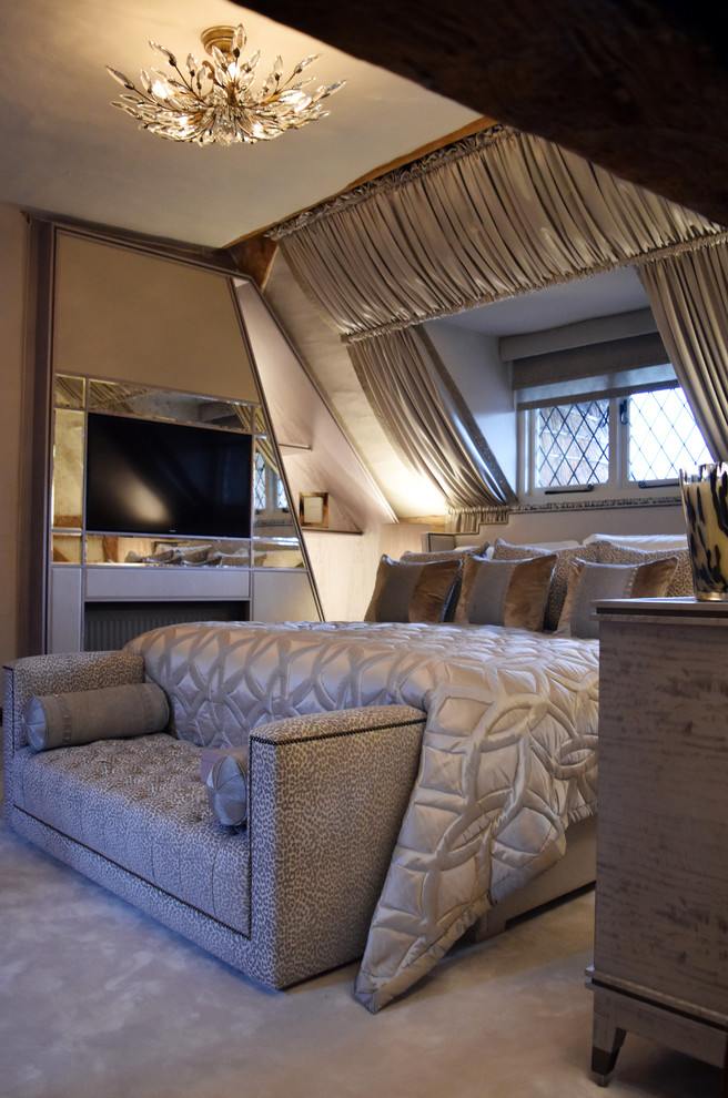 Imagen de dormitorio principal clásico pequeño con paredes beige, moqueta y suelo beige