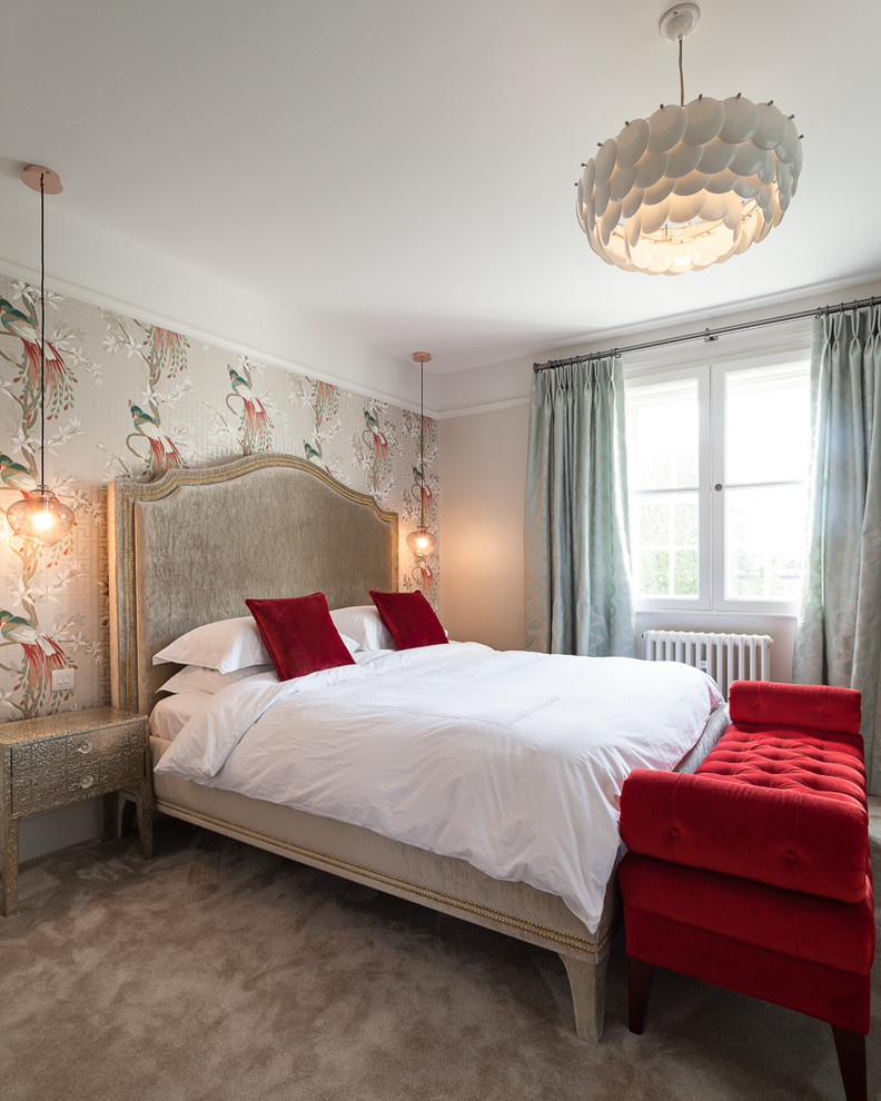 ハートフォードシャーにあるトラディショナルスタイルのおしゃれな主寝室 (カーペット敷き、マルチカラーの壁、青いカーテン) のレイアウト