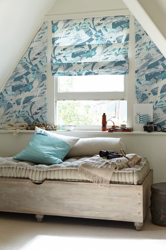 Imagen de dormitorio marinero con paredes blancas y suelo blanco