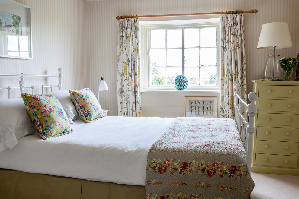 Imagen de habitación de invitados campestre con paredes beige y moqueta