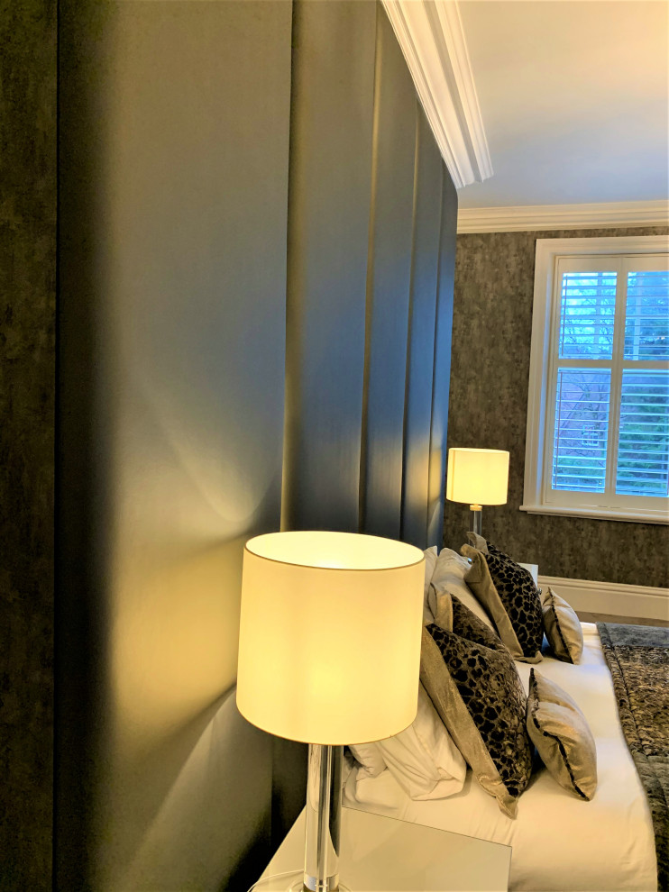 На фото: большая хозяйская спальня в классическом стиле с серыми стенами, ковровым покрытием и серым полом с