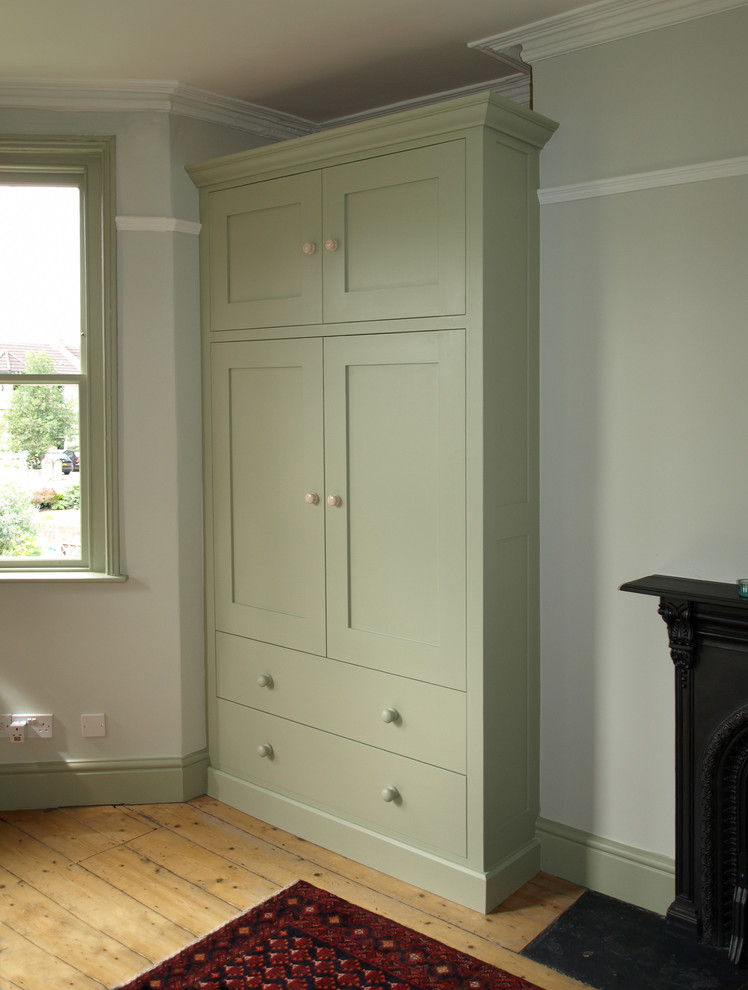 Idées déco pour une chambre parentale victorienne de taille moyenne avec un mur gris, un sol en bois brun, une cheminée standard et un manteau de cheminée en métal.