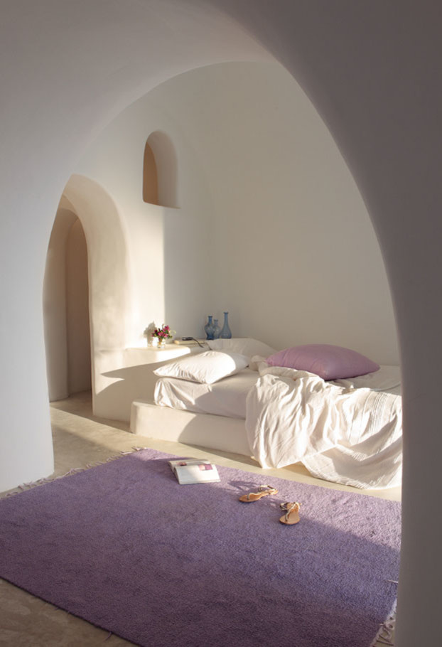 Esempio di una camera da letto mediterranea