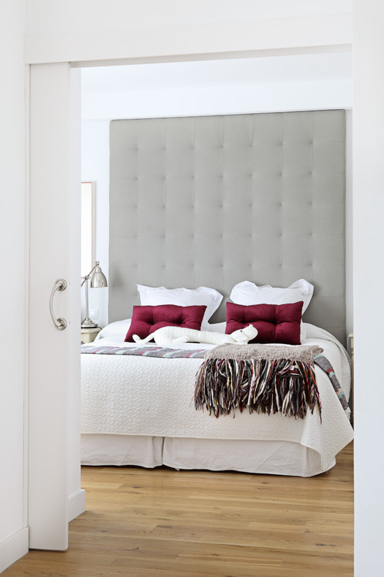 Diseño de dormitorio principal ecléctico de tamaño medio con paredes blancas y suelo de madera en tonos medios