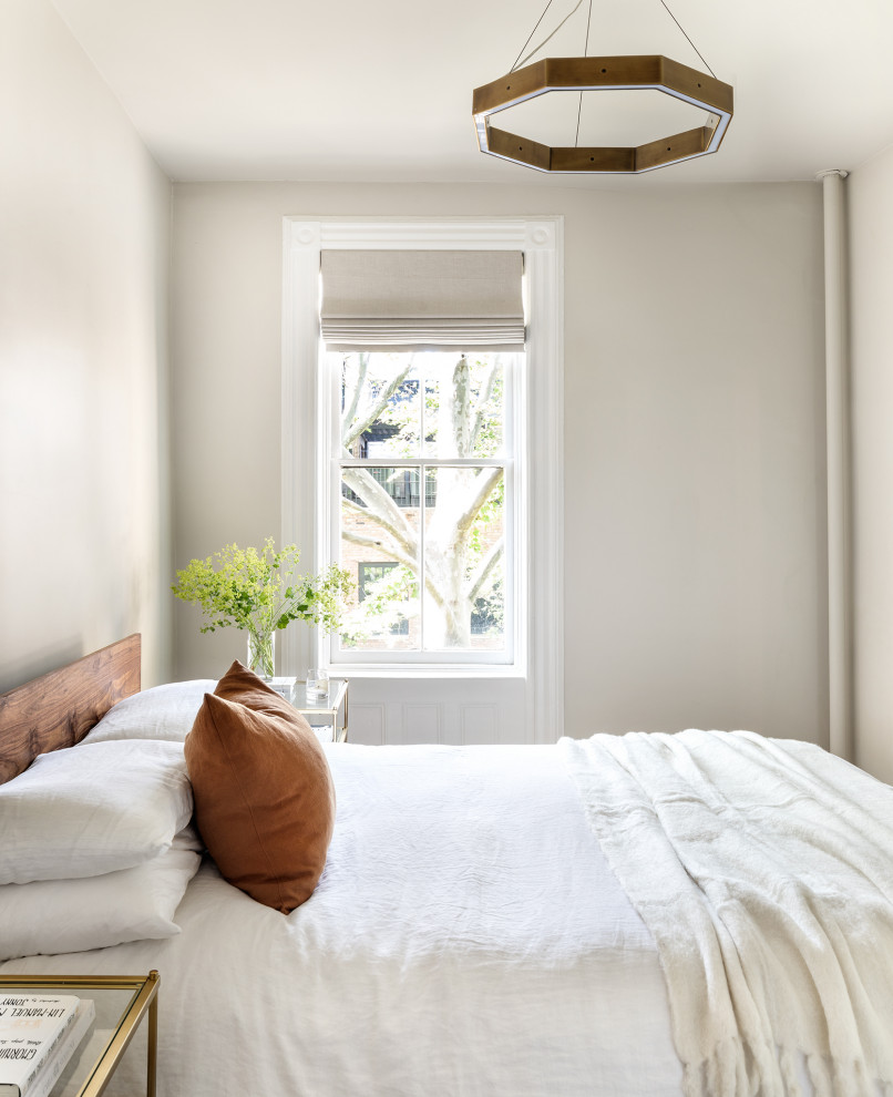 Стильный дизайн: хозяйская спальня среднего размера в современном стиле с серыми стенами - последний тренд