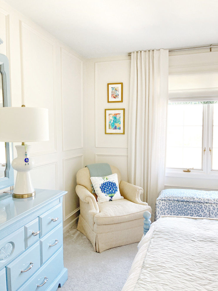 На фото: гостевая спальня среднего размера, (комната для гостей) в классическом стиле с белыми стенами, ковровым покрытием, серым полом и панелями на части стены