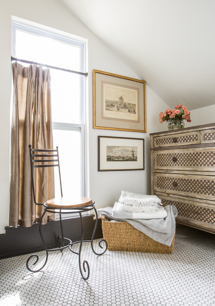 На фото: спальня среднего размера в классическом стиле с белыми стенами, полом из керамогранита и серым полом без камина