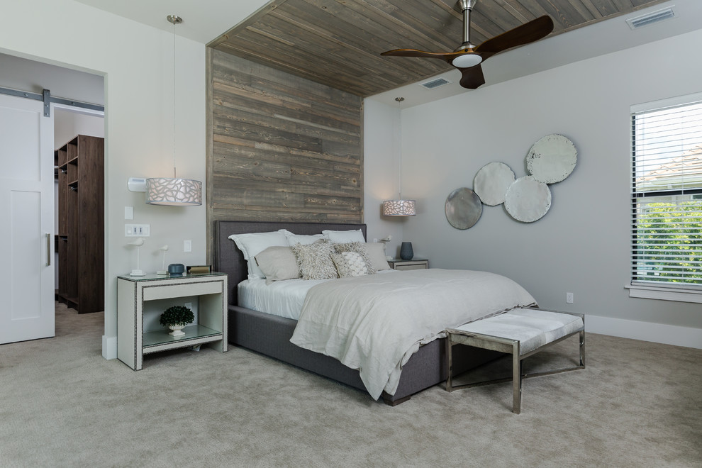 Imagen de dormitorio principal contemporáneo grande con paredes grises, moqueta y suelo beige