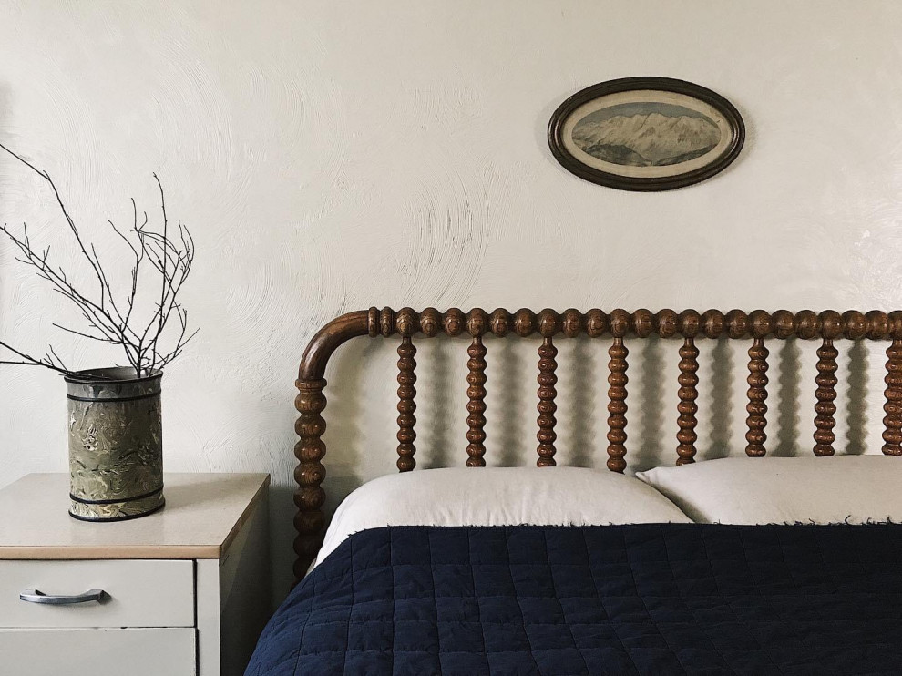 Ejemplo de dormitorio principal clásico renovado de tamaño medio con paredes blancas, moqueta y suelo beige