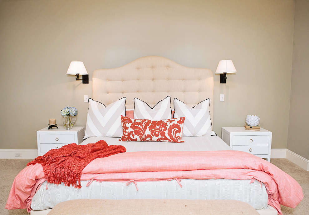 シャーロットにあるトラディショナルスタイルのおしゃれな寝室 (ベージュの壁、カーペット敷き、暖炉なし) のレイアウト
