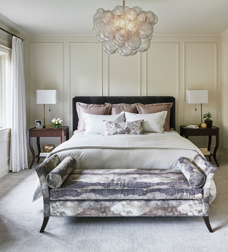 На фото: хозяйская спальня среднего размера в классическом стиле с бежевыми стенами, ковровым покрытием и серым полом с