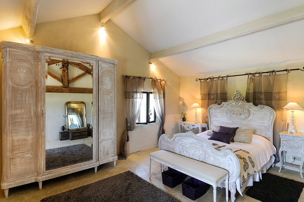 中くらいなカントリー風のおしゃれな客用寝室 (マルチカラーの壁、ライムストーンの床、標準型暖炉、マルチカラーの床)