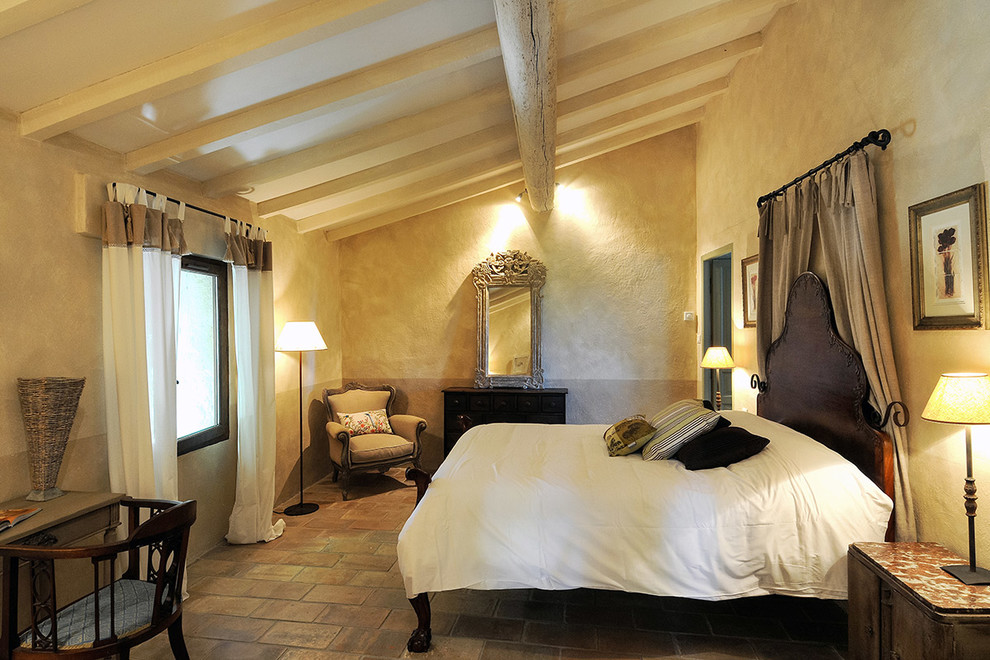 Идея дизайна: гостевая спальня среднего размера, (комната для гостей) в стиле кантри с разноцветными стенами, полом из известняка, стандартным камином и разноцветным полом