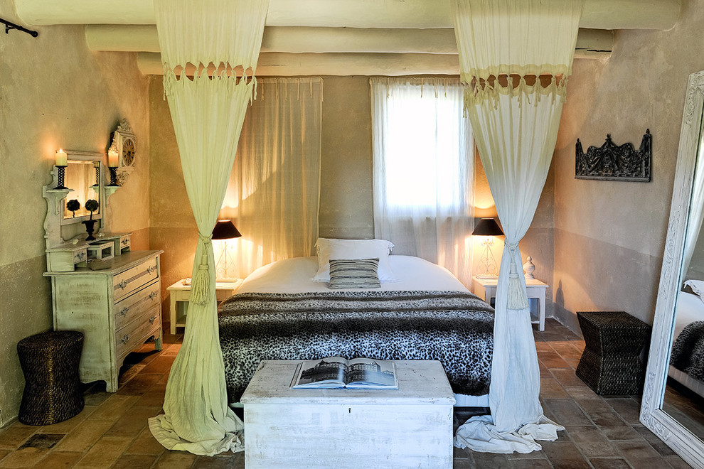 Источник вдохновения для домашнего уюта: гостевая спальня среднего размера, (комната для гостей) в стиле кантри с разноцветными стенами, полом из известняка, стандартным камином и разноцветным полом