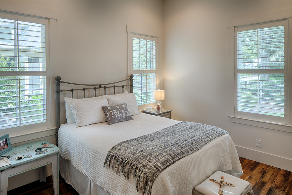 На фото: спальня в стиле кантри с белыми стенами, паркетным полом среднего тона и коричневым полом