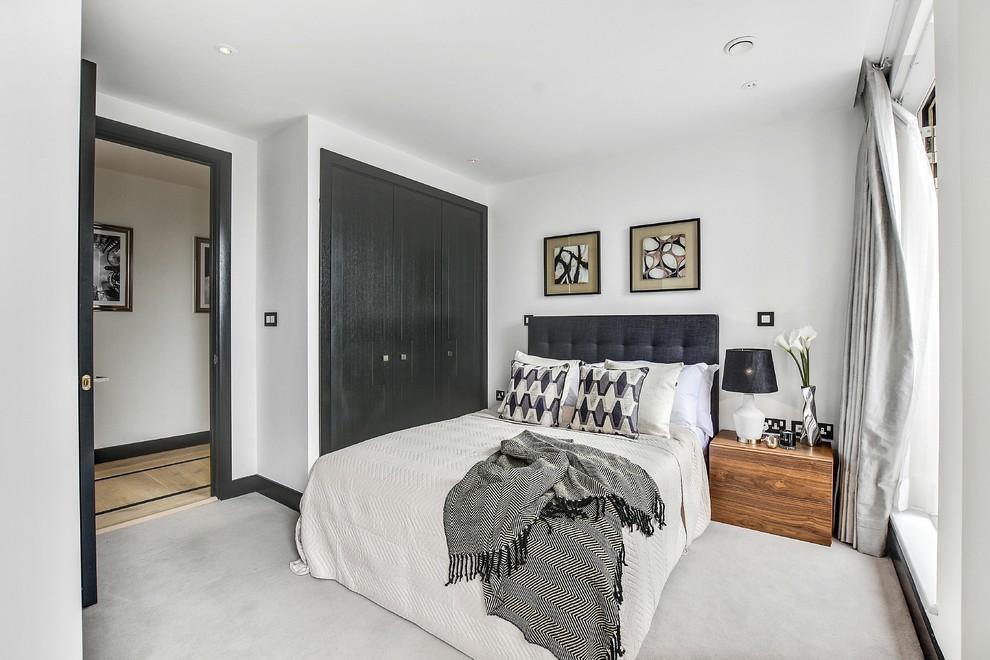 Diseño de dormitorio principal contemporáneo de tamaño medio sin chimenea con paredes blancas, moqueta y suelo gris
