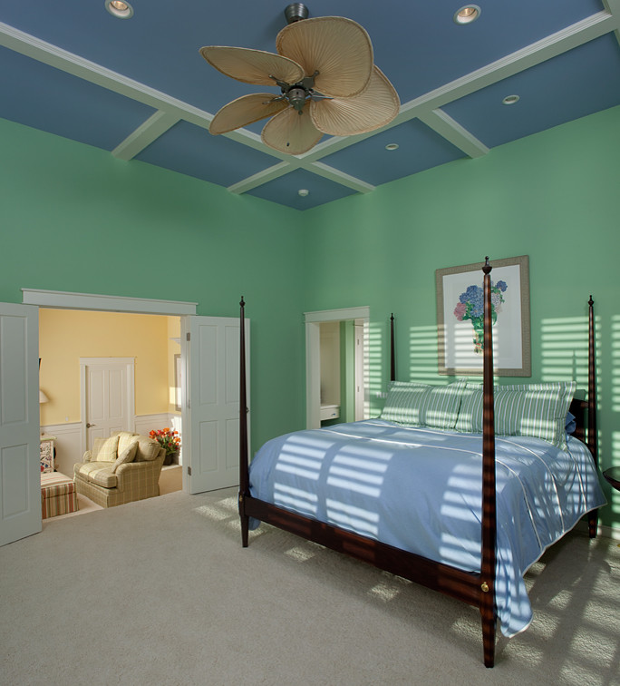 Ejemplo de dormitorio marinero con paredes azules, moqueta y suelo beige