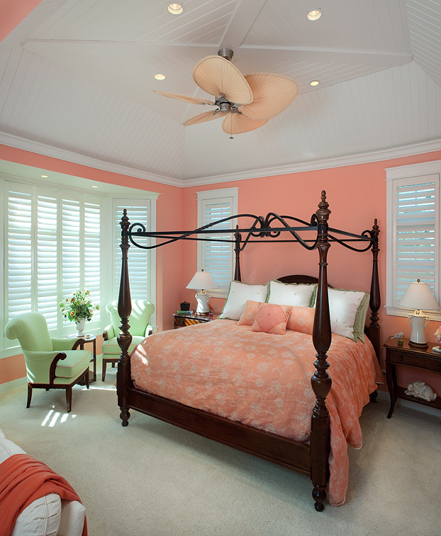 Ejemplo de dormitorio principal marinero con paredes rosas, moqueta y suelo beige