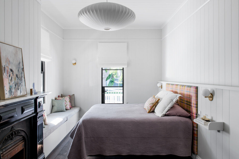 ブリスベンにある広いトランジショナルスタイルのおしゃれな寝室 (白い壁、濃色無垢フローリング、茶色い床、板張り天井、板張り壁、標準型暖炉) のインテリア