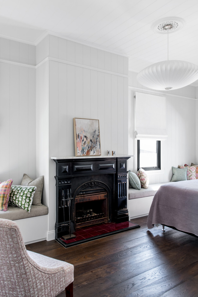 Esempio di una grande camera da letto classica con pareti bianche, parquet scuro, pavimento marrone, soffitto in legno e pareti in legno