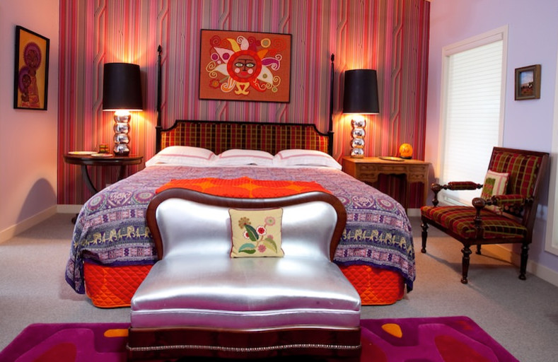 Идея дизайна: хозяйская спальня в стиле фьюжн с фиолетовыми стенами и ковровым покрытием