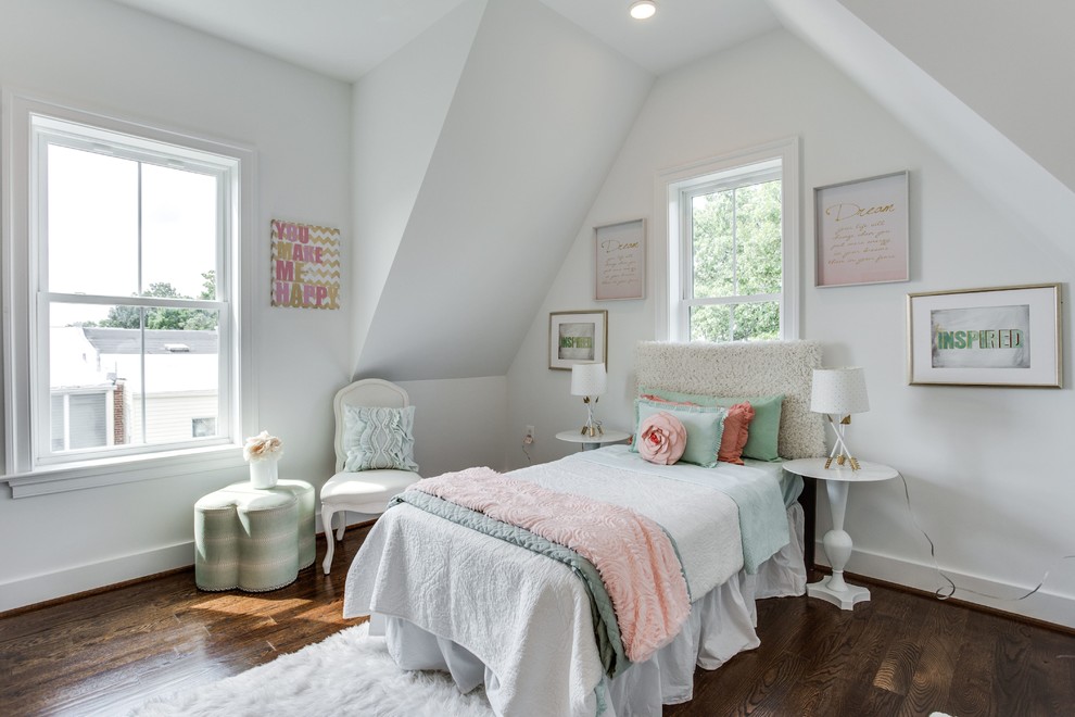 Mittelgroßes Shabby-Style Gästezimmer ohne Kamin mit weißer Wandfarbe, dunklem Holzboden und braunem Boden in Washington, D.C.