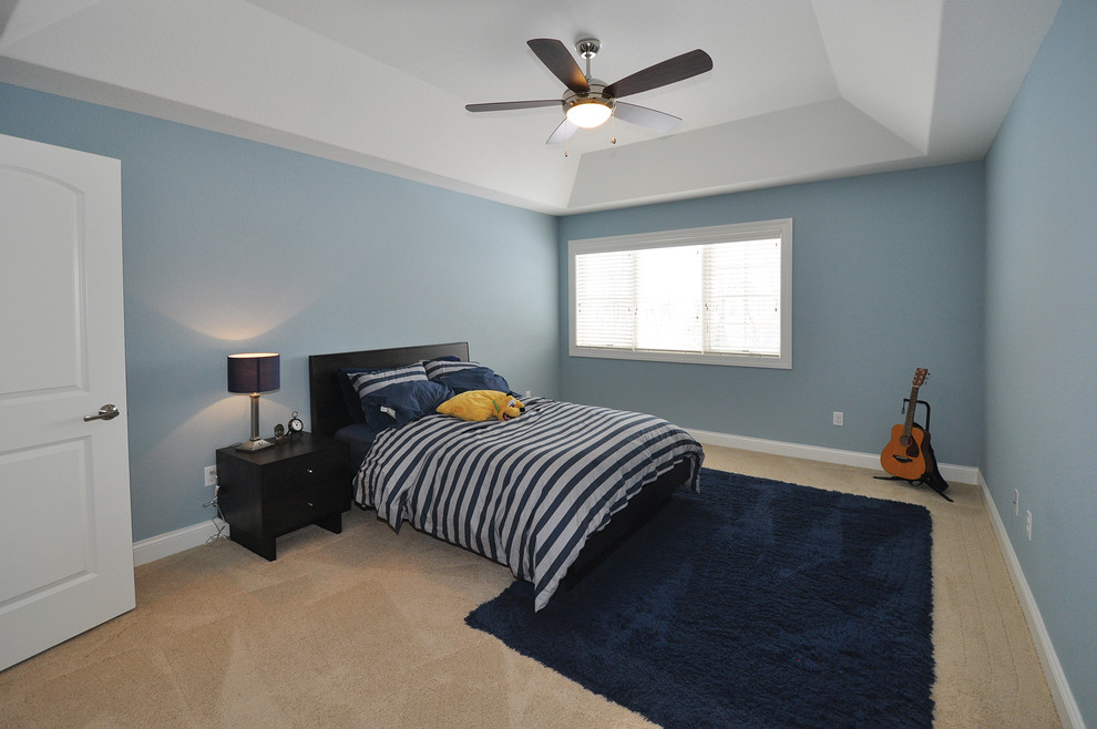 Ispirazione per una camera degli ospiti boho chic di medie dimensioni con pareti blu e moquette