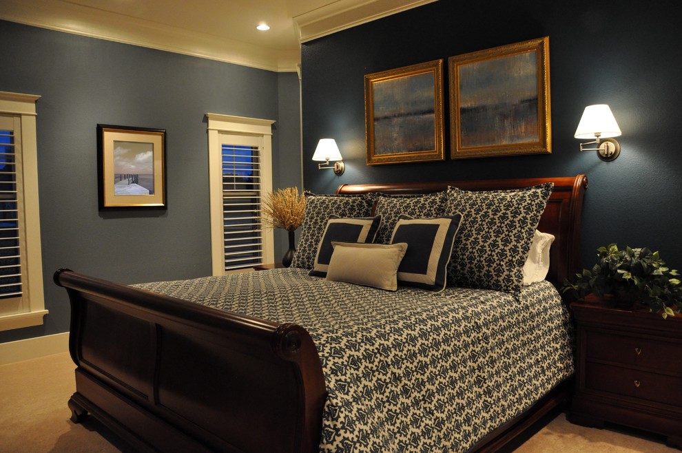 Bedroom - traditional bedroom idea in Milwaukee
