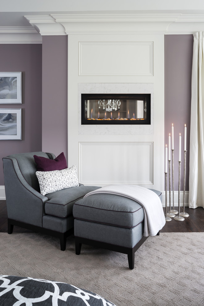 Стильный дизайн: большая хозяйская спальня в стиле неоклассика (современная классика) с фиолетовыми стенами и темным паркетным полом - последний тренд