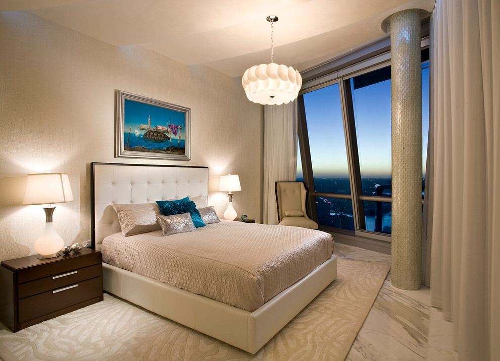 Großes Modernes Hauptschlafzimmer mit beiger Wandfarbe und Marmorboden in Miami