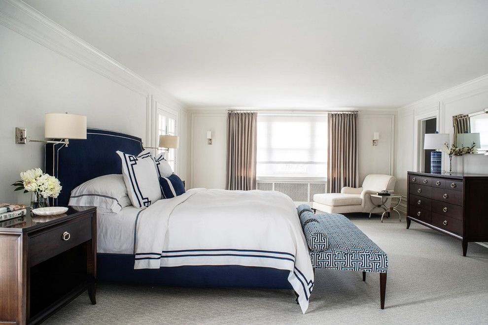 フィラデルフィアにあるトラディショナルスタイルのおしゃれな主寝室 (白い壁、カーペット敷き、暖炉なし、グレーの床) のインテリア