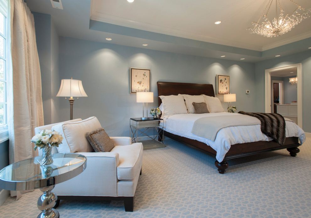 На фото: большая хозяйская спальня в стиле неоклассика (современная классика) с синими стенами, ковровым покрытием, синим полом и многоуровневым потолком