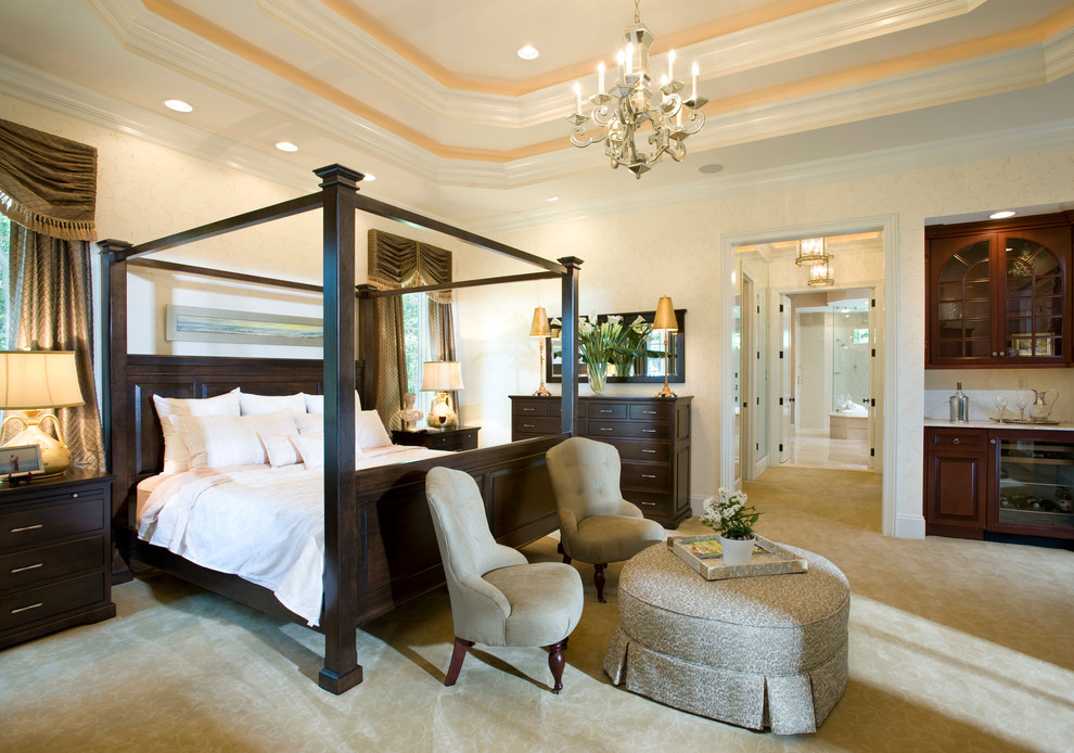 Immagine di una camera da letto chic con pareti beige e moquette
