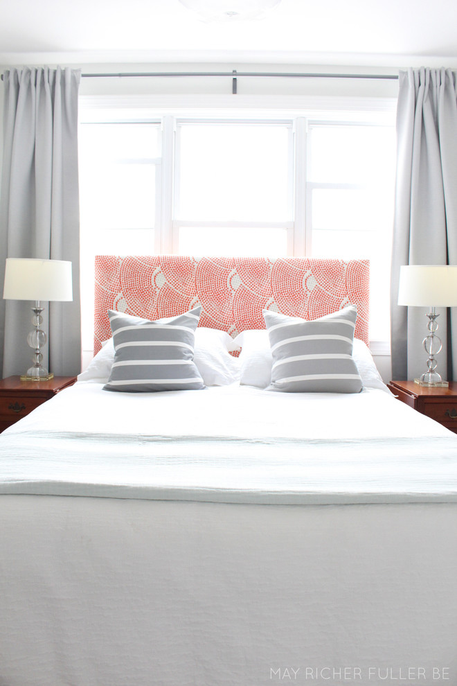 Modelo de dormitorio principal tradicional renovado de tamaño medio con paredes grises y suelo de madera en tonos medios
