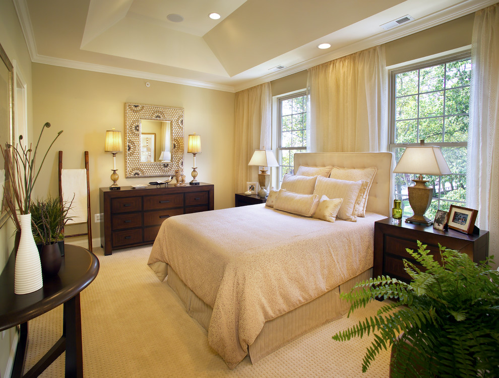 Klassisches Schlafzimmer mit beiger Wandfarbe und Teppichboden in Philadelphia