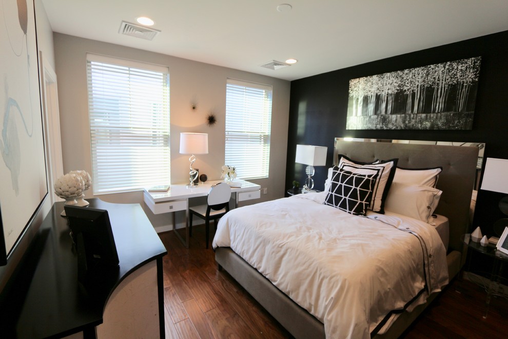 Ejemplo de dormitorio principal moderno de tamaño medio con paredes negras y suelo de madera oscura