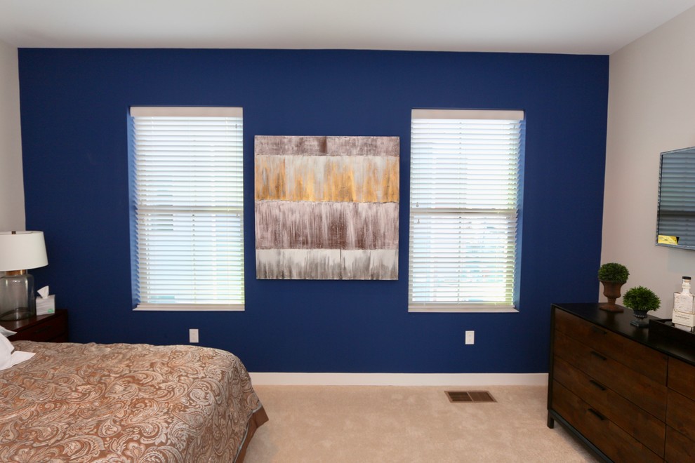 Imagen de habitación de invitados minimalista de tamaño medio con paredes multicolor y moqueta