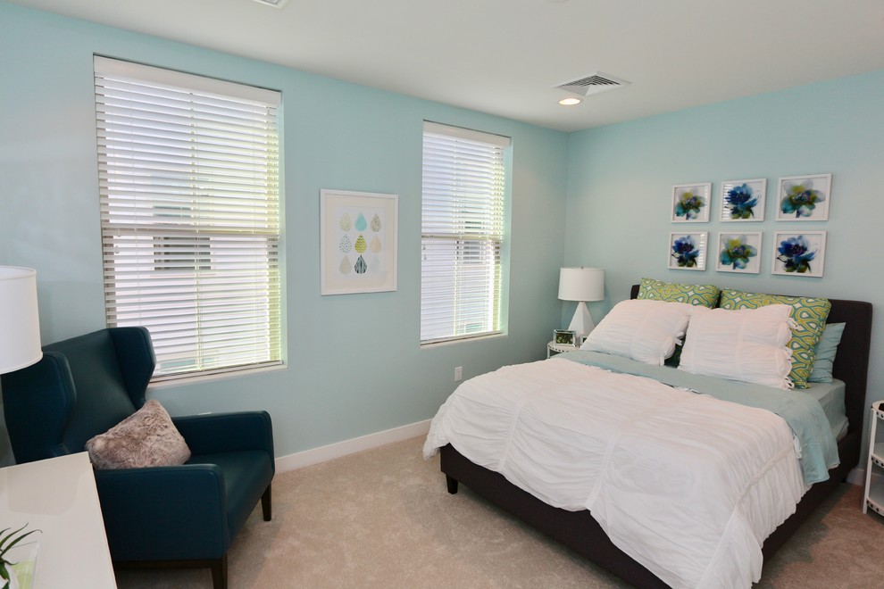 Imagen de habitación de invitados moderna de tamaño medio con paredes azules y moqueta