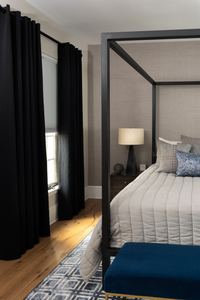 Imagen de dormitorio principal minimalista de tamaño medio con paredes grises, suelo vinílico, suelo marrón y papel pintado