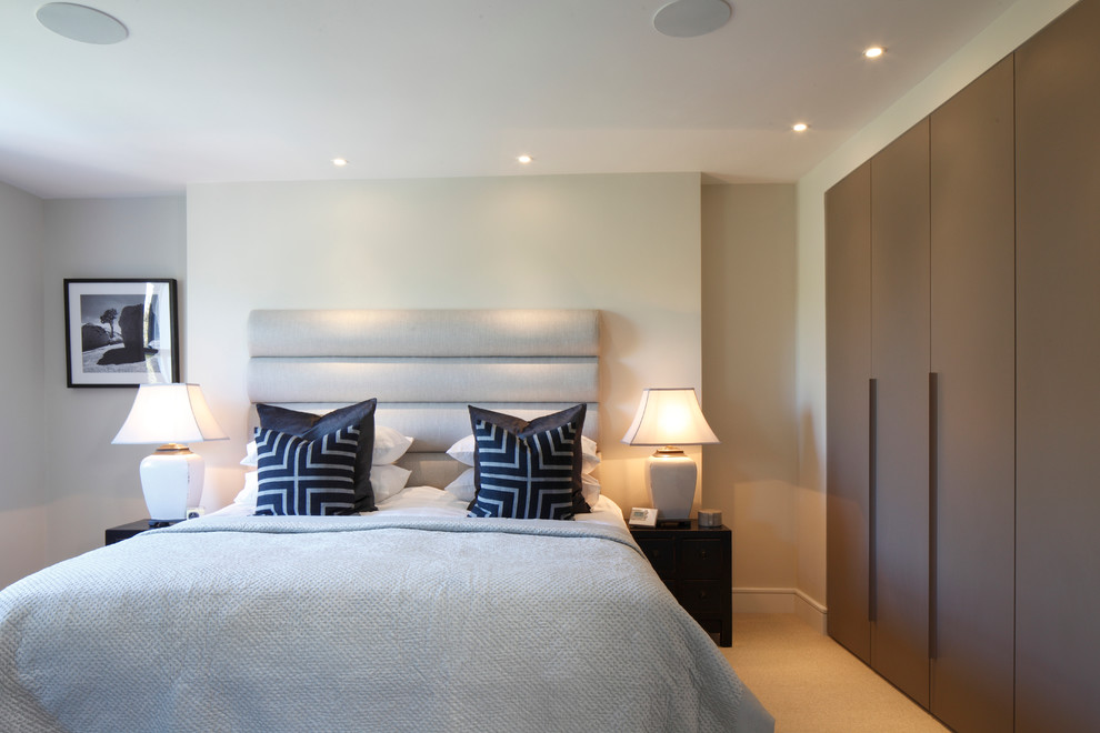 Modernes Schlafzimmer mit weißer Wandfarbe und Teppichboden in Hampshire