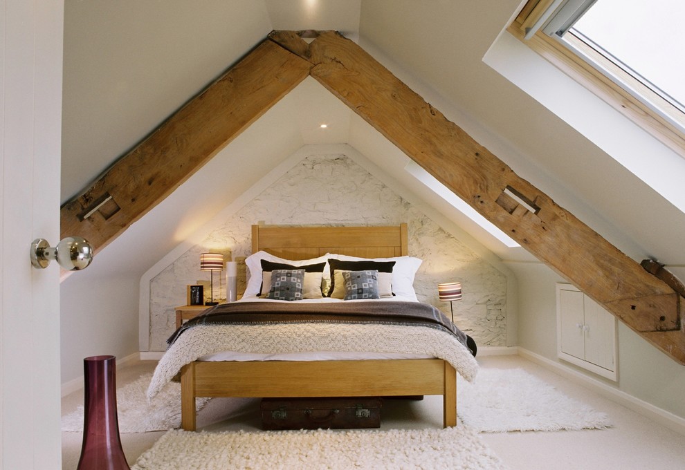Стильный дизайн: спальня на мансарде в стиле кантри с бежевыми стенами - последний тренд