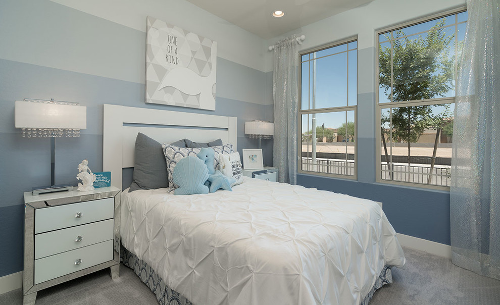 Идея дизайна: гостевая спальня среднего размера, (комната для гостей) в современном стиле с синими стенами, ковровым покрытием и бежевым полом