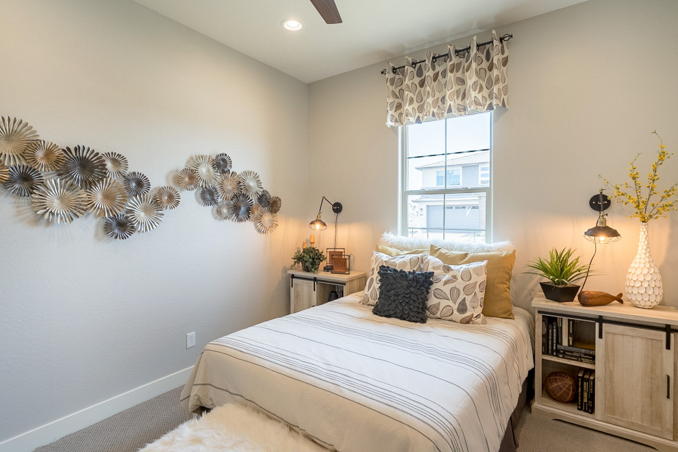 Modelo de habitación de invitados actual de tamaño medio con paredes beige, moqueta y suelo beige