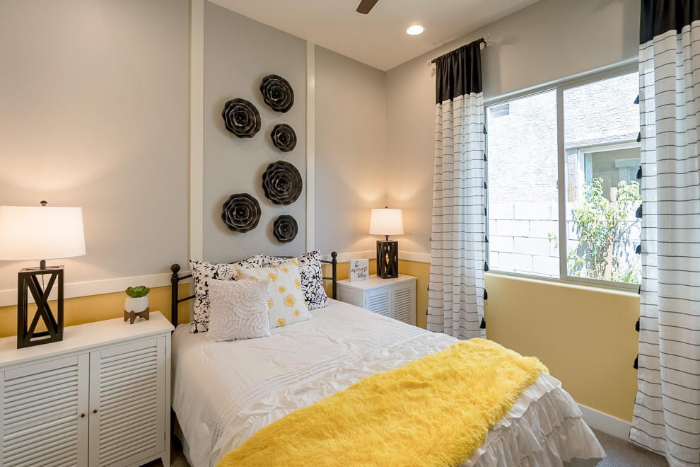 Foto di una camera degli ospiti minimal di medie dimensioni con pareti gialle, moquette e pavimento beige