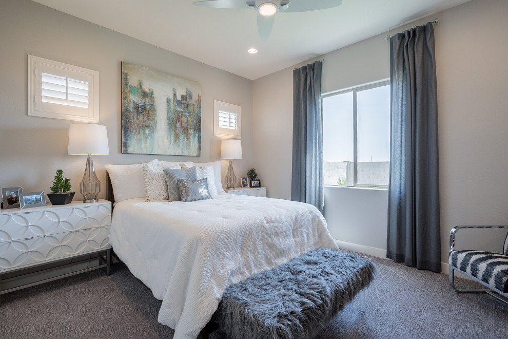 フェニックスにある中くらいなコンテンポラリースタイルのおしゃれな客用寝室 (ベージュの壁、カーペット敷き、グレーの床) のレイアウト