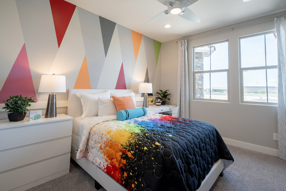 Ispirazione per una camera degli ospiti design di medie dimensioni con pareti multicolore, moquette e pavimento grigio