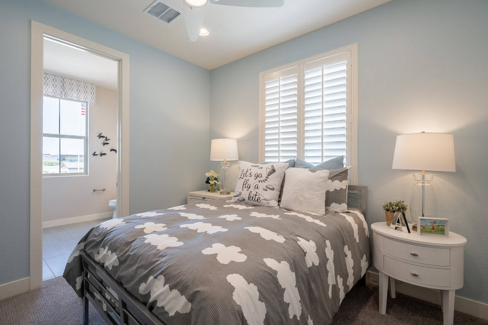 Cette photo montre une chambre tendance de taille moyenne avec un mur bleu et un sol gris.